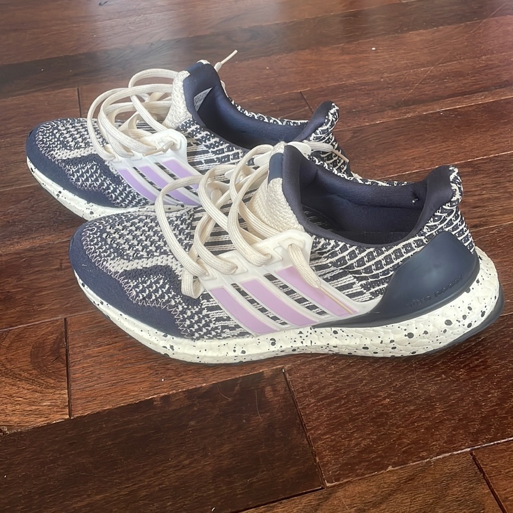 Women’s size 7 Ultraboost 5.0 like new shoes!